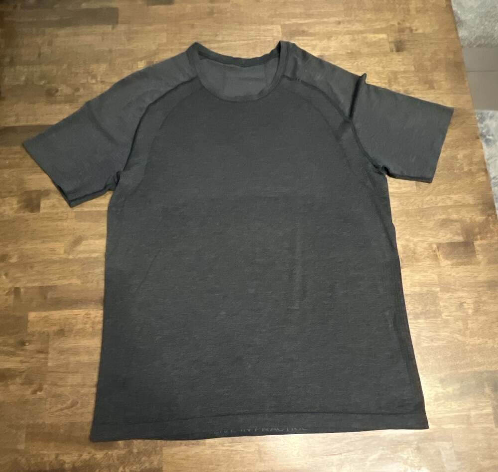 Lululemon Metal Vent Tech Short Sleeve Shirt Mens M